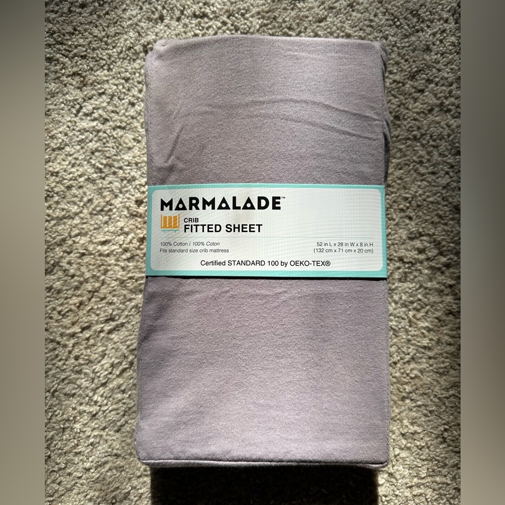 Fitted crib sheet